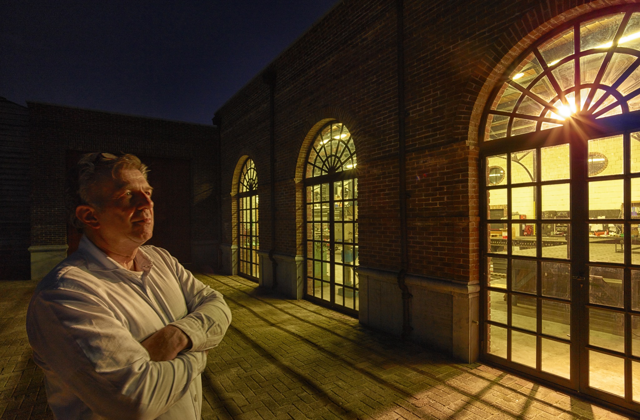 Leo buiten de werkplaats