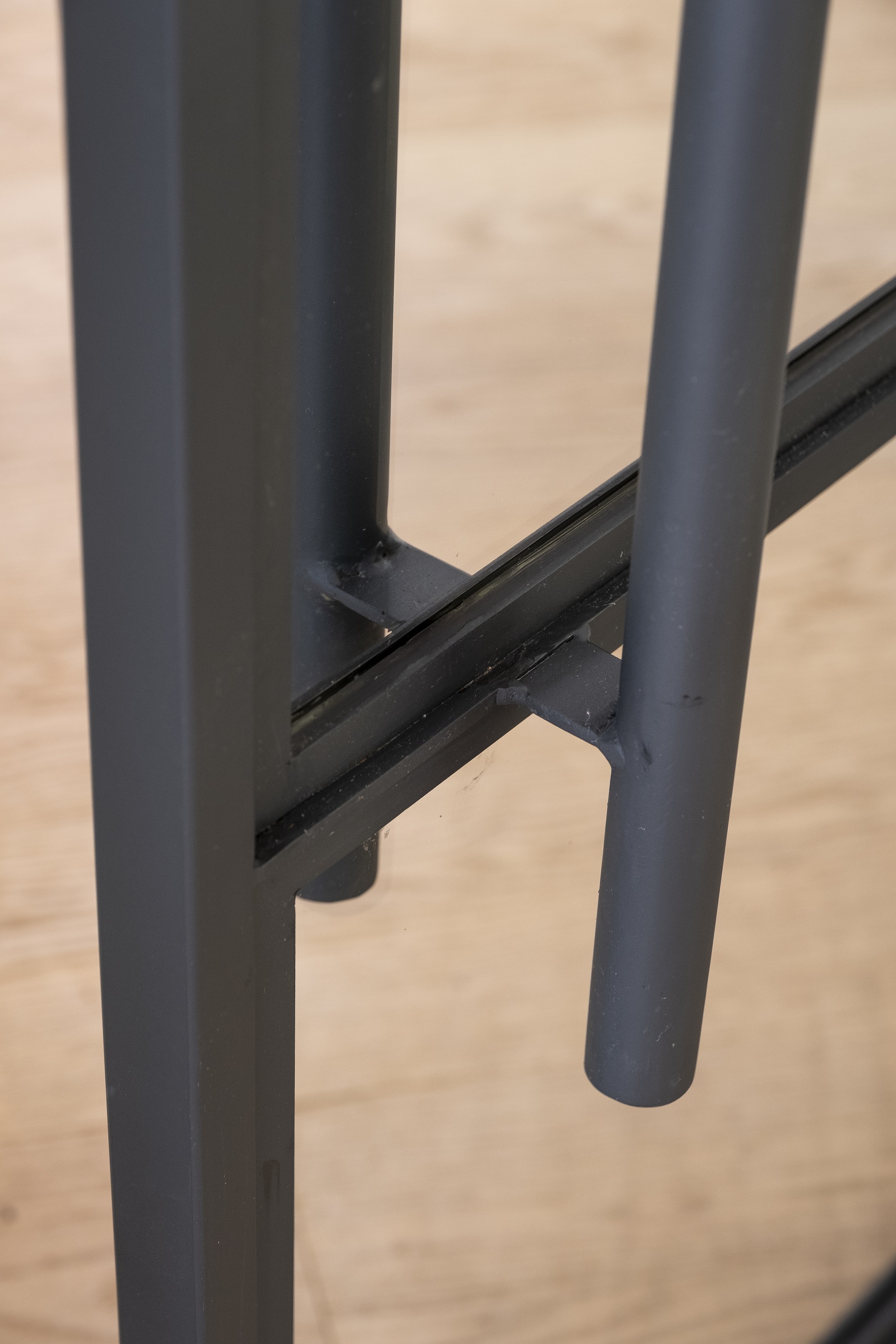 Stalen deur met staafgreep