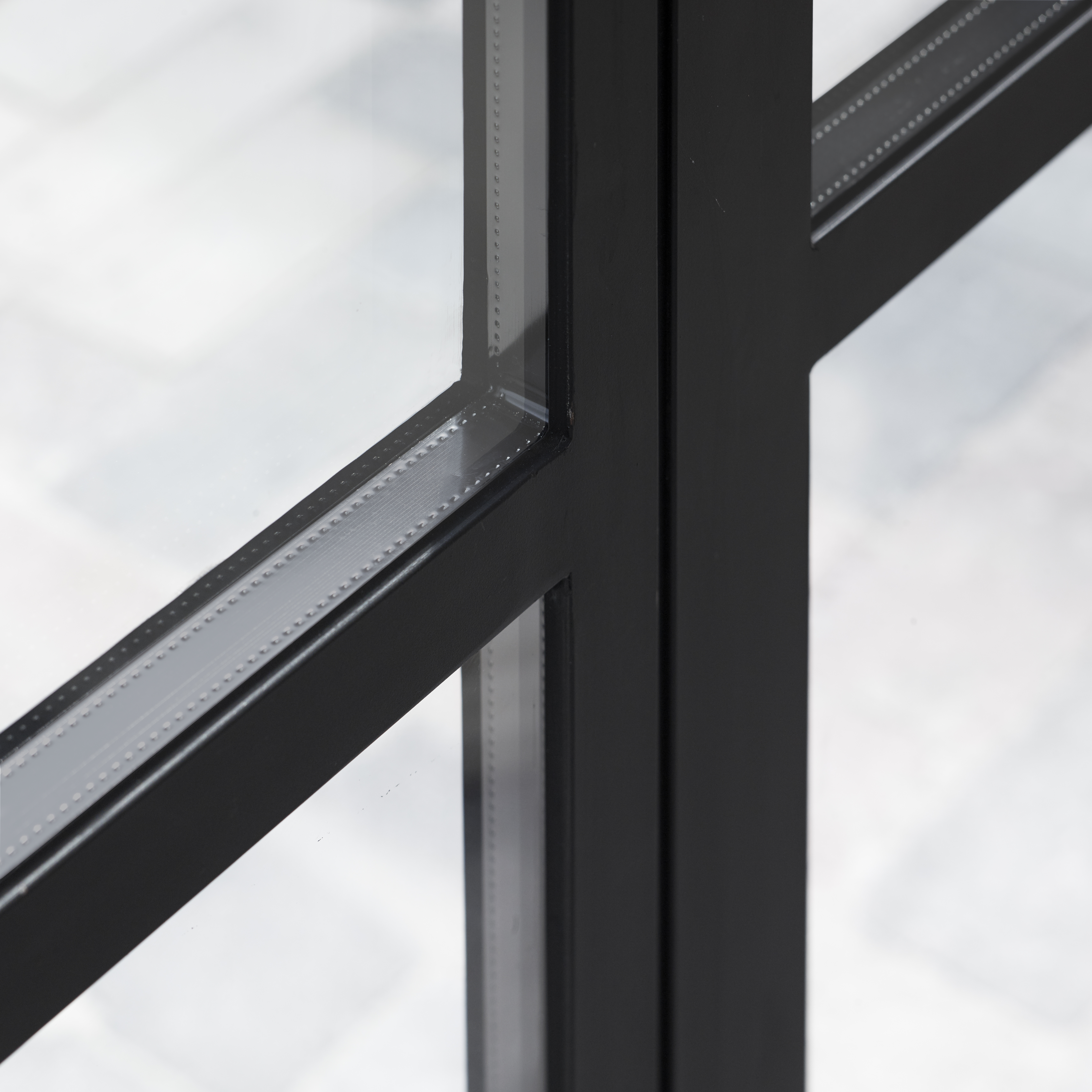 Mysterie glasbreuk in stalen deur opgelost