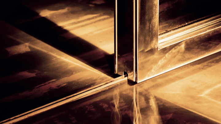 Schuifdeur op magneetrail