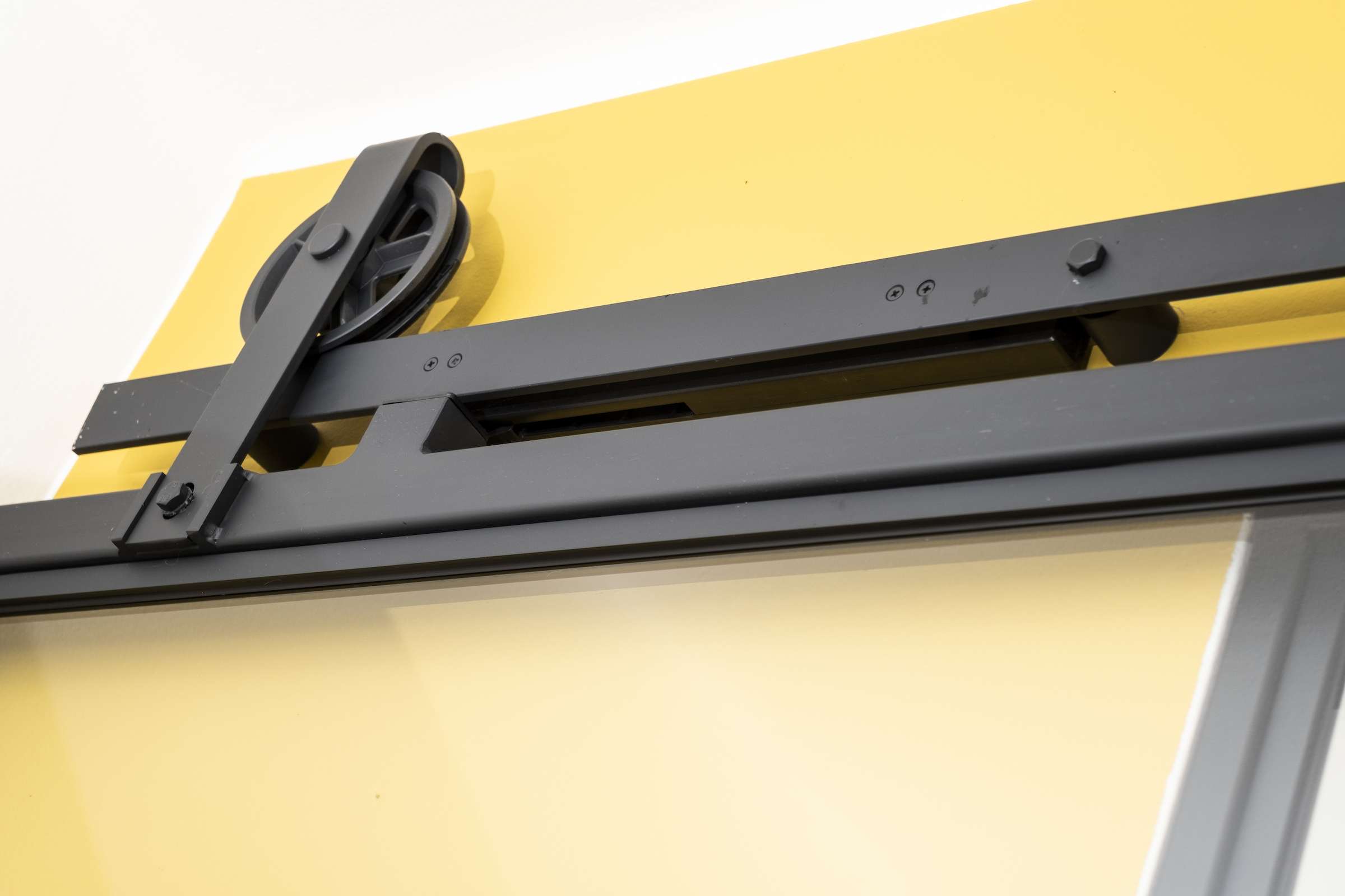 Wielen in het zicht bij stalen schuifdeuren