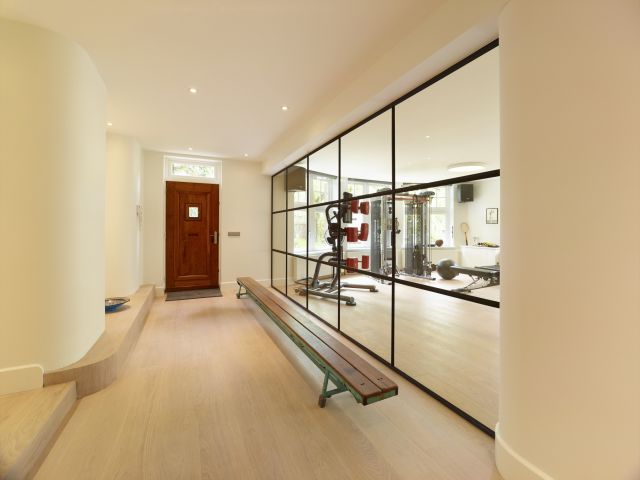 Stalen pui met akoestisch glas zorgt voor geluiddemping van de muziek in de gym.