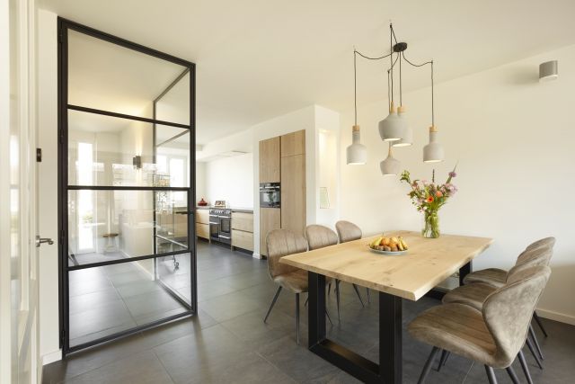 Stalen wand als transparante scheiding tussen hal en woonkomer zorgen voor optimale lichtinval.