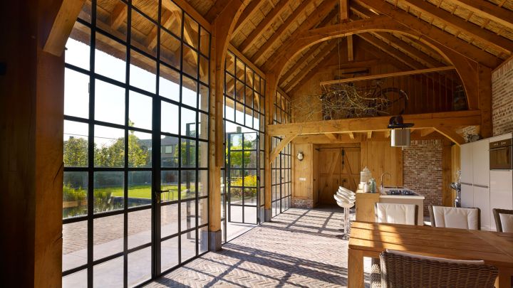 Eikenhouten bijgebouw met rondspant en stalen deuren van Exclusive Steel in Werkhoven.